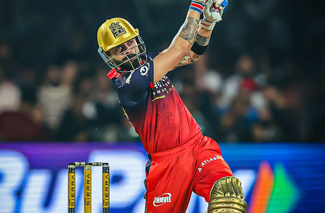 کوہلی آئی پی ایل میں ۴؍ہزار رن بنانے والے پہلے کھلاڑی بنے 