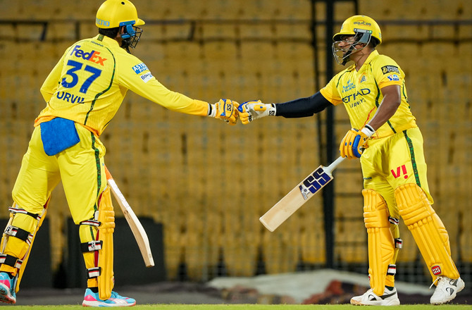 سیمسن کی کہانی اور دھونی کی عدم موجودگی؛ آر آر اور سی ایس کے میچ کا رخ طے کرے گی