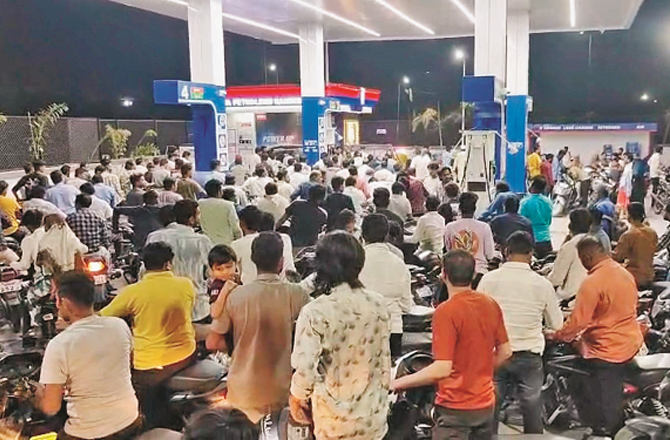 افواہوں کے سبب پیٹرول پمپ پر گاڑیوں کا ہجوم