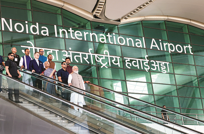 نوئیڈا میں وزیراعظم نے ملک کے سب سے بڑے ہوائی اڈّے کا افتتاح کیا
