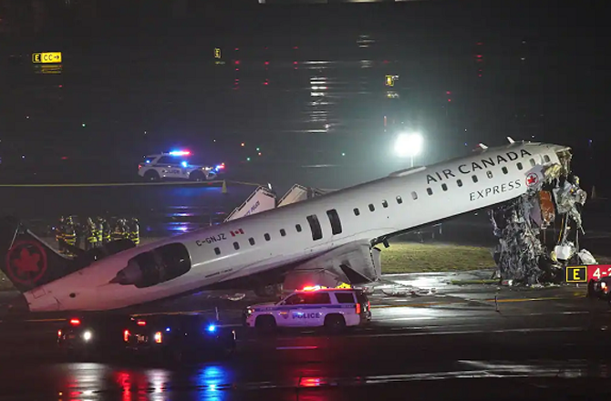 نیویارک: لاگارڈیا ایئرپورٹ پر طیارہ اور فائر ٹرک میں تصادم، متعدد پروازیں معطل