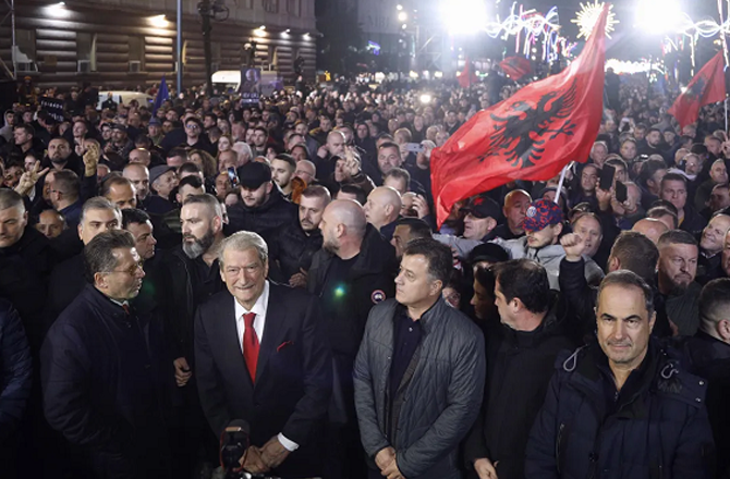 تیرانا میں حکومت کے خلاف ہزاروں افراد کا احتجاج، ایڈی راما سے استعفیٰ کا مطالبہ