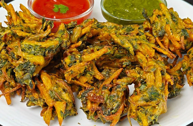 آج کا پکوان (رمضان اسپیشل): آلو پالک کے پکوڑے