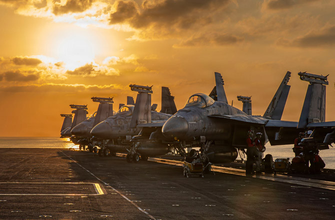 ایرانی بحریہ کو آبدوزوں سمیت تباہ کردیا: امریکی سینٹ کام کمانڈر کا دعویٰ