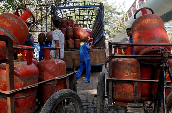 مغربی ایشیا کے تنازع کے باعث گھریلو ایل پی جی سلنڈر کی قیمت میں ۶۰؍ روپے اضافہ