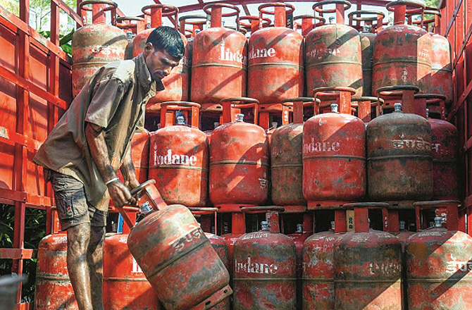 مالیگاؤں: رسوئی گیس کے ذخیرہ کے خاتمے کی افواہ، قیمت میں اضافہ 