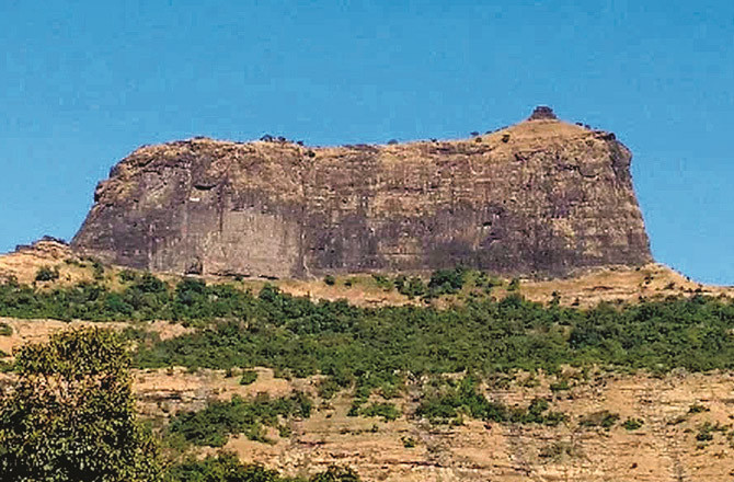 بھاسکر گڑھ کا قلعہ:اگت پوری کے قریب ٹریکنگ کی عمدہ منزل