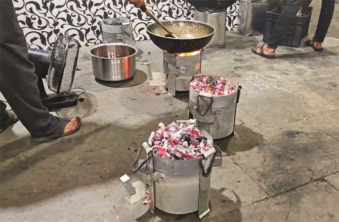  بھیونڈی: ڈھابوں میں گیس سلنڈر کی کمی، لکڑی اور کوئلے کے چولہوں کا سہارا