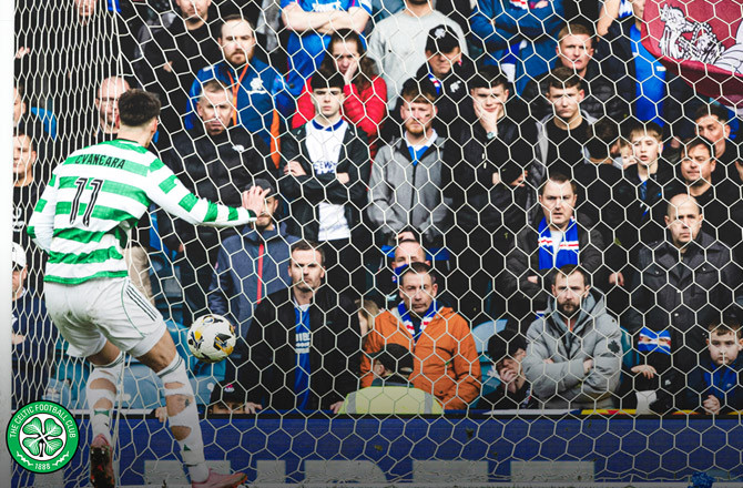 رینجرز بمقابلہ سیلٹک: فتح کا جشن میدانِ جنگ میں تبدیل، شائقین کا کھلاڑیوں پر حملہ