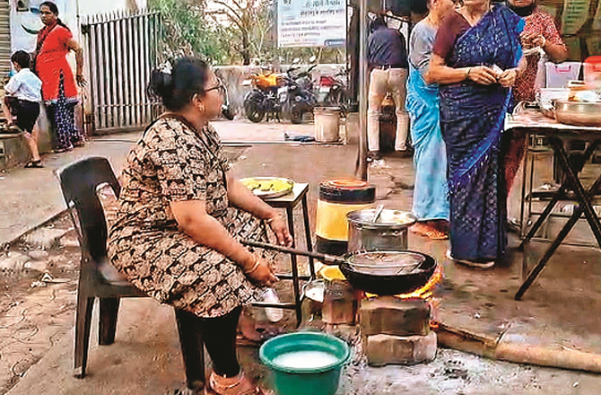 بدلاپور: کاروبار جاری رکھنے کیلئے مالکن نے ہوٹل کے باہر چولہا بنالیا