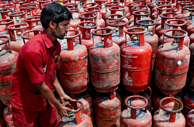 آج سے کمرشیل سلنڈروں کی ۲۰؍ فیصد سپلائی شروع ، مٹی کے تیل کی تقسیم کابھی فیصلہ