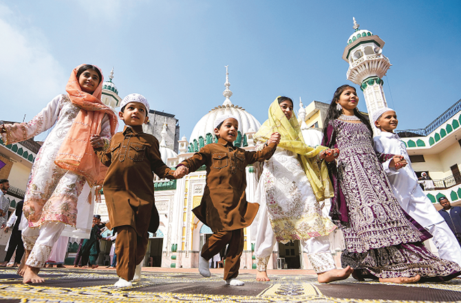 تیواسی عید: اپنوں سے ملنے کیلئے وقت نکالئے