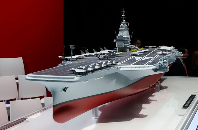  میکرون نے نئے فرانسیسی طیارہ بردار بحری بیڑے کا نام ’’فری فرانس‘‘ رکھا