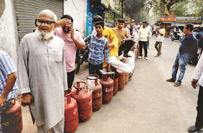 گیس سلنڈر کا بحران ، اپوزیشن حکومت پر حملہ آور 