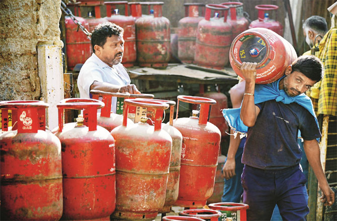  سلنڈر کیلئے جھگڑا، ایس آر پی ایف جوان کی پٹائی 