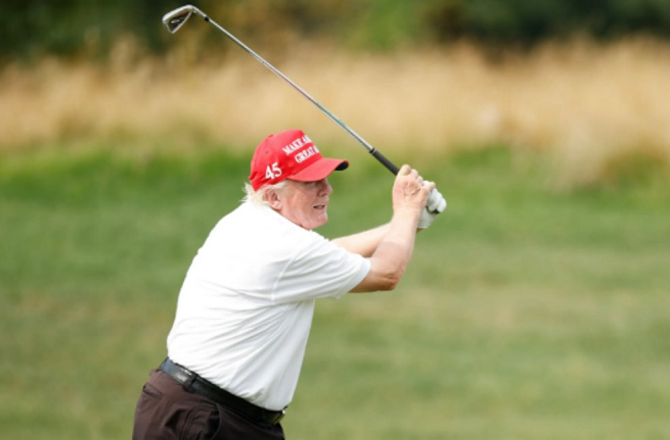 ٹرمپ کی گولف کھیلتے ہوئے تصاویر وائرل، انٹرنیٹ صارفین برہم، سخت تنقیدیں