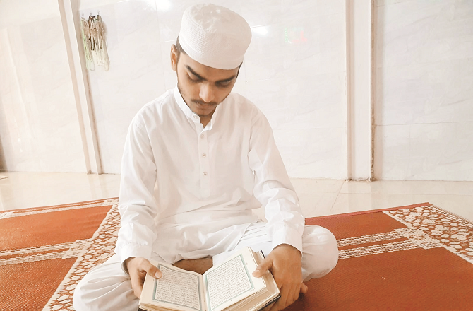 ایں خانہ ہمہ آفتاب است، خود بھی حافظ، والد، چچا اور دادا بھی حافظ