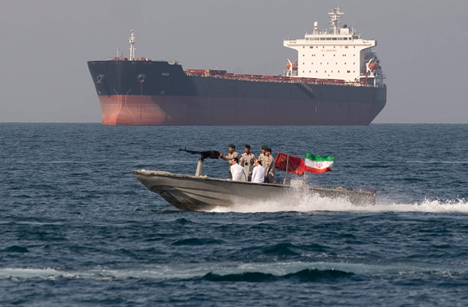 آبنائے ہرمز کھلی ہے مگر جنگی خوف حاوی، ایران کا امریکہ اسرائیل پر الزام