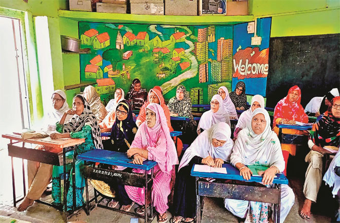 جلگائوں میں بزرگ خواتین کو زیور تعلیم سے آراستہ کرنے کیلئے قائم کیا گیا دادی ۔ نانی اسکول