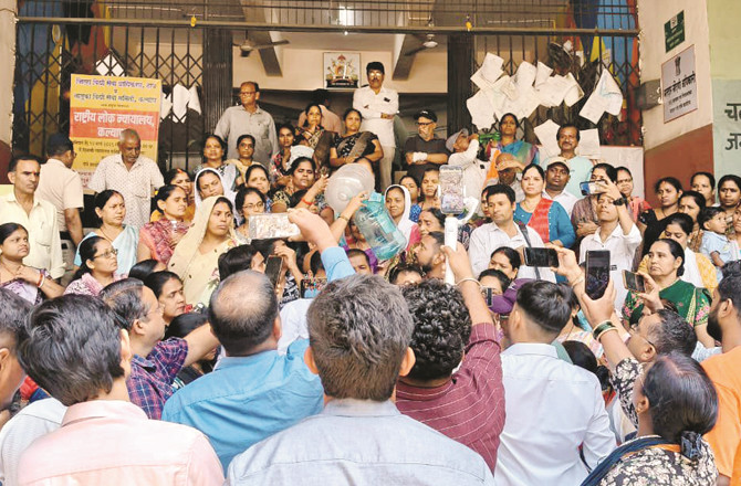 کلیان:پانی کی قلت سے  شہری پریشان ، وارڈ آفس پر مورچہ