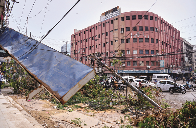 پاکستان: کراچی میں تیز آندھی کیساتھ بارش، مختلف حادثات میں ۱۹؍افراد ہلاک