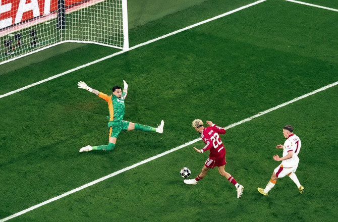 یو سی ایل: لیورپول کوارٹر فائنل میں داخل، نیو کیسل اور اسپرز ٹورنامنٹ سے باہر