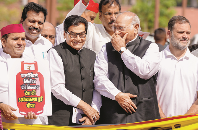 ایل پی جی قلت کیخلاف اپوزیشن کا زبردست احتجاج