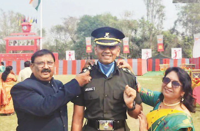 ۱۲؍بار ناکامی کے بعد بھی کھنڈوا کے آدتیہ نے ہمت نہی ںہاری، ۱۳؍ویں کوشش میں لیفٹیننٹ بن گئے