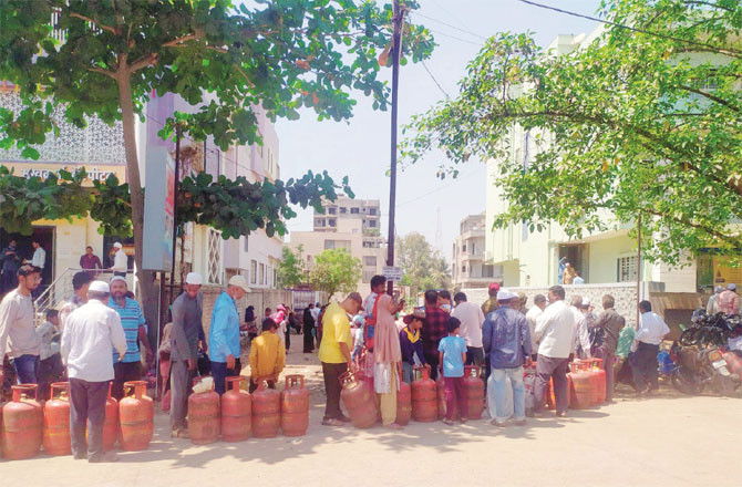  مالیگائوں میں گیس ایجنسیوں کے باہر طویل قطاریں