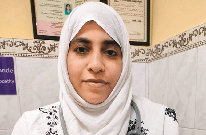 صدف کانڈے ڈاکٹر ہیں اور روزہ کے ساتھ کلینک اور گھر بخوبی سنبھالتی ہیں