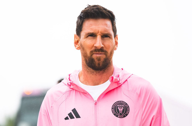 لیونل میسی  نے ۹۰۰؍ واں کیریئر گول  کر کے رونالڈو کے کلب میں شامل ہو گئے