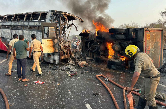 آندھرا پردیش: مارکاپورم میں لاری سے ٹکرانے پر بس میں آگ،۱۰؍ افراد زندہ جل گئے