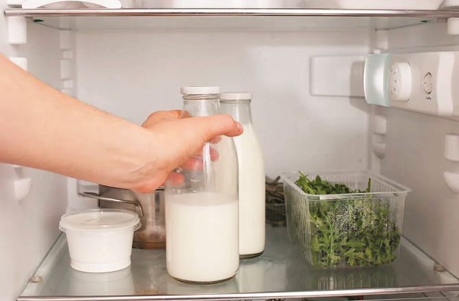 فریج میں دودھ رکھنے کا درست طریقہ کیا ہے؟