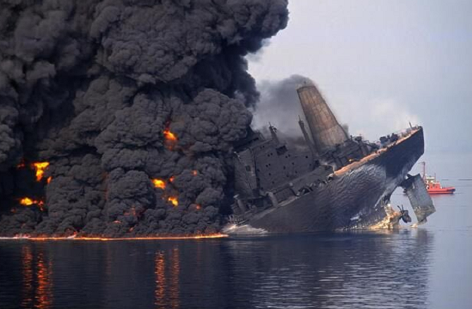 آبنائے ہرمز کشیدگی: عالمی سطح پر توانائی کا بحران، جہاز رانی متاثر