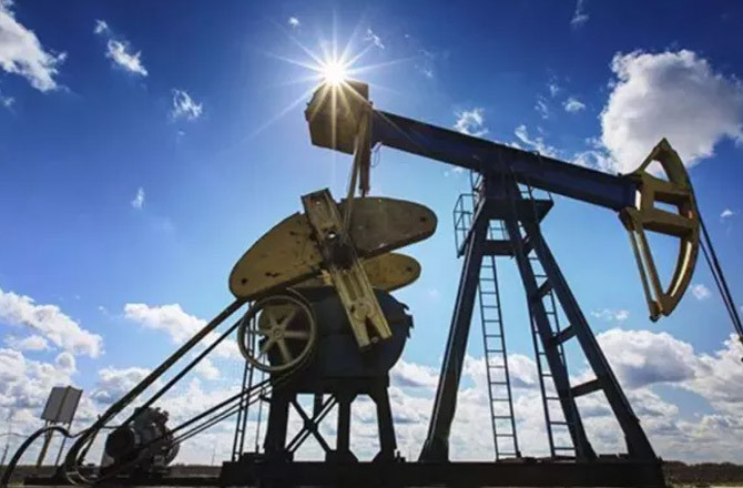 امریکہ چاہتا ہے کہ ہندوستان ۱۰۰؍ ملین بیرل روسی تیل خرید ے: رپورٹ  