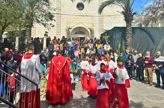 غزہ میں عیسائیوں کی پام سنڈے پر عبادت، نسل کشی کے درمیان امن کی دعائیں 