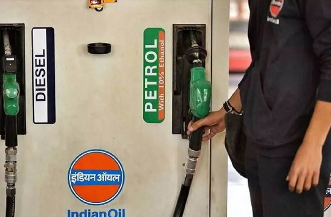 ہندوستان میں پریمیم پیٹرول دو روپے فی لیٹر مہنگا