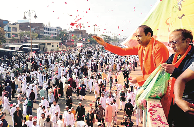 جے پور میں نمازیوں پر پھول برسا کر محبت کا اظہار