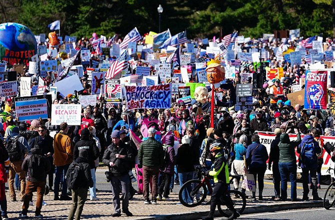 امریکہ: ہزاروں افراد نے’نو کنگز‘ ریلی میں ٹرمپ اور ایران جنگ کے خلاف احتجاج کیا