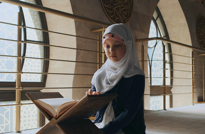 حافظ کو عالم بھی ہونا چاہئے تاکہ وہ قرآن کے احکامات، معانی و مطالب سمجھ سکے