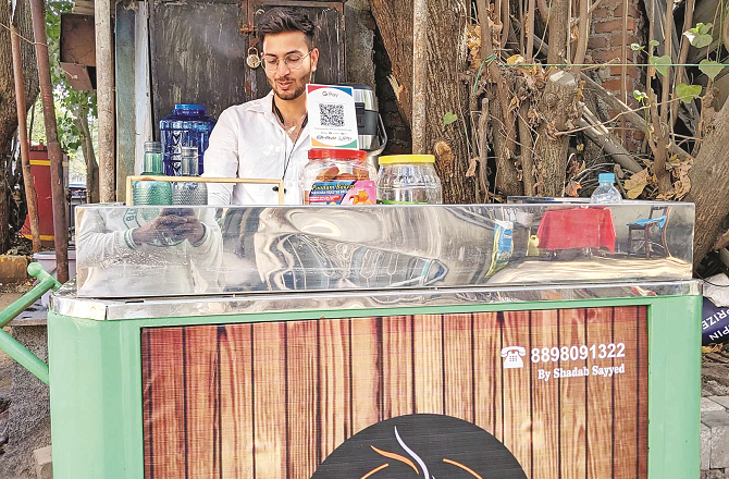 معاشیانہ: اسکین کرکے بل کی ادائیگی کی، مگر اصل’’ قیمت‘‘ کیا ادا کی؟