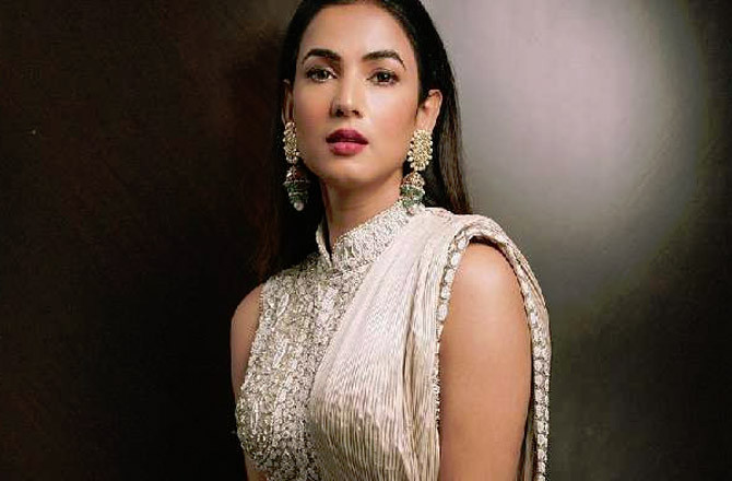 سونل چوہان دبئی ایئرپورٹ پر پھنس گئیں، وزیراعظم مودی سے مدد کی اپیل