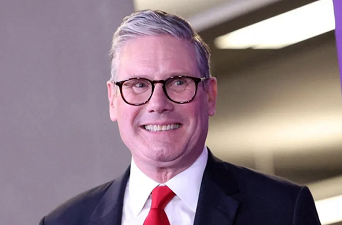 برطانوی وزیر اعظم کیئر اسٹارمر کا مسلمانوں کے حقِ عبادت کا دفاع، ٹوریز سے تنازع