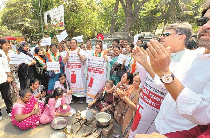 گھریلو سلنڈر کی قیمت میں اضافہ کیخلاف  ’چولہا جلاؤ‘احتجاج