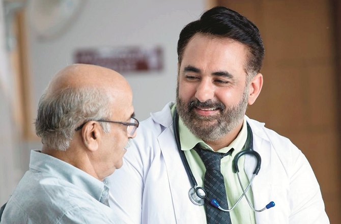 بیمار کی عیادت بہت بڑا عمل ہے، ستر ہزار فرشتے رحمت کی دُعا بھیجتے ہیں!