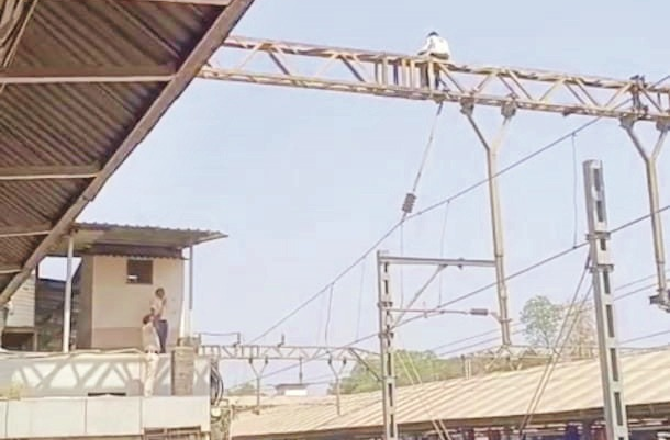 بجلی کا زوردار جھٹکا لگنے سےنوجوان شدید زخمی