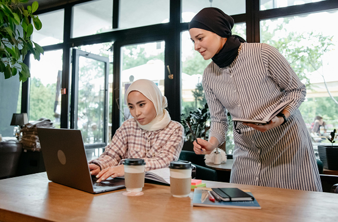 صنف نازک زمانے سے قدم سے قدم ملا کر چل رہی ہے جس کی مثال یہ خواتین ہیں