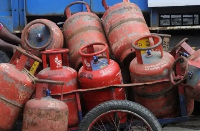 کمرشیل ایل پی جی سلنڈر کی قیمت میں ۹۹۳؍ روپے کا اضافہ، گھریلو صارفین کیلئے راحت 