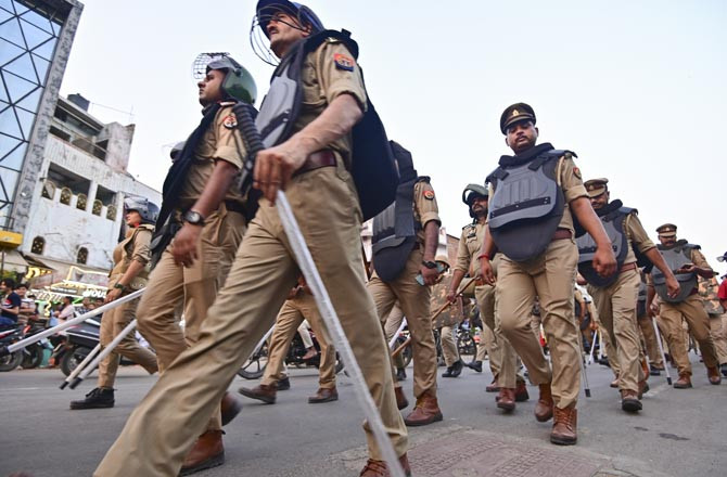 عیدالاضحیٰ پر نوئیڈا پولیس الرٹ، فلیگ مارچ کر کے سیکوریٹی انتظامات کا جائزہ لیا