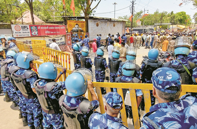 اخبارات نے کمال مولا مسجد فیصلے اور بعض نے خالد و شرجیل کی ضمانت کو موضوع بنایا